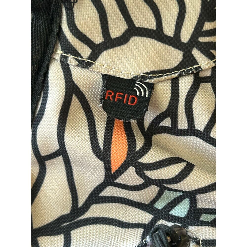 Sherpani anti-theft sling backpack RFID locking zipper - Picture 5 of 6